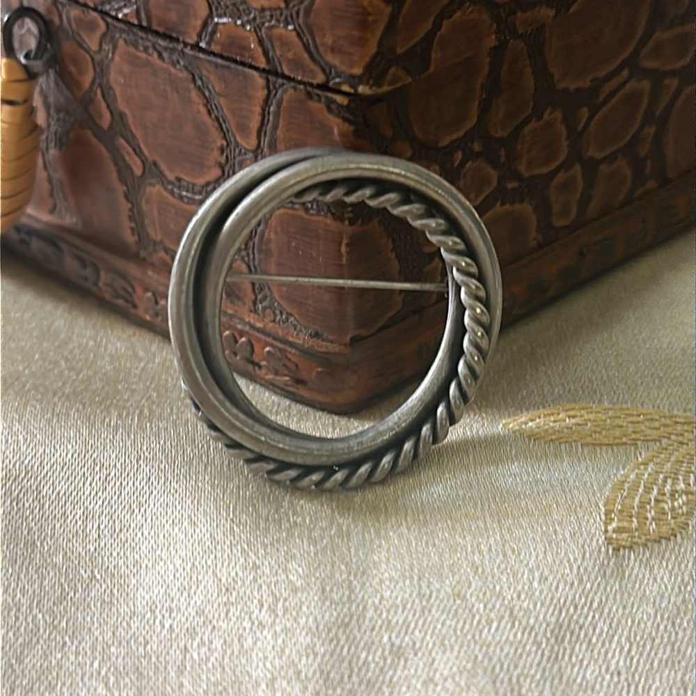 Vintage Round Braided Cable Pewter / Silver Wreath Style Brooch / Pin.